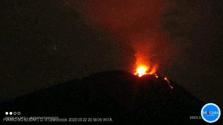 BREAKING NEWS- Malam Ini Gunung Ile Lewotolok di Lembata Meletus dan Muntahkan Lava Panas