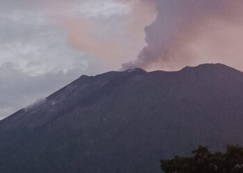 Dentuman Keras Erupsi Gunung Ile Lewotolok Terasa Hingga Kota Lewoleba