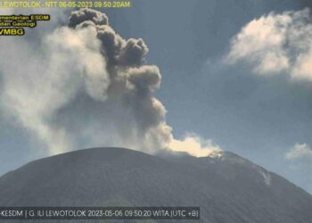 BREAKING NEWS-Gunung Ile Lewotolok Meletus, Hujan Abu Vulkanik Kembali Landa Sejumlah Desa di Lembata, PGA Imbau Warga Waspada ISPA