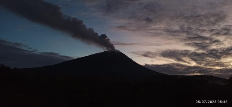 Gunung Ile Lewotolok Kembali Sembur Abu Vulkanik, Warga Lembata Diminta Waspada