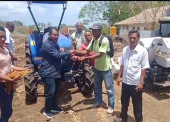 Hiero Bokilia Serahkan Bantuan Alsintan dari Julie Laiskodat untuk Petani Lembata