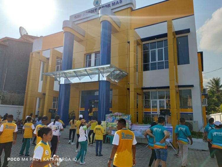 Jelang Ulang Tahun Ke-51, Ribuan Anggota Kopdit Obor Mas Jalan Sehat Keliling Kota Lewoleba