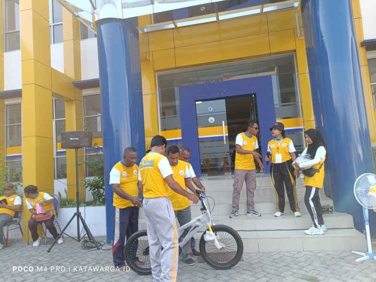 Jelang Ulang Tahun Ke-51, Ribuan Anggota Kopdit Obor Mas Jalan Sehat Keliling Kota Lewoleba