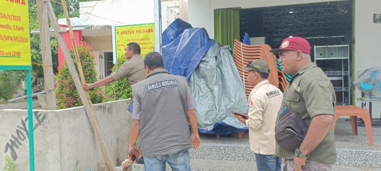 Bawaslu Lembata Pimpin Tim Tertibkan APK dan Bahan Kampanye di Kota Lewoleba