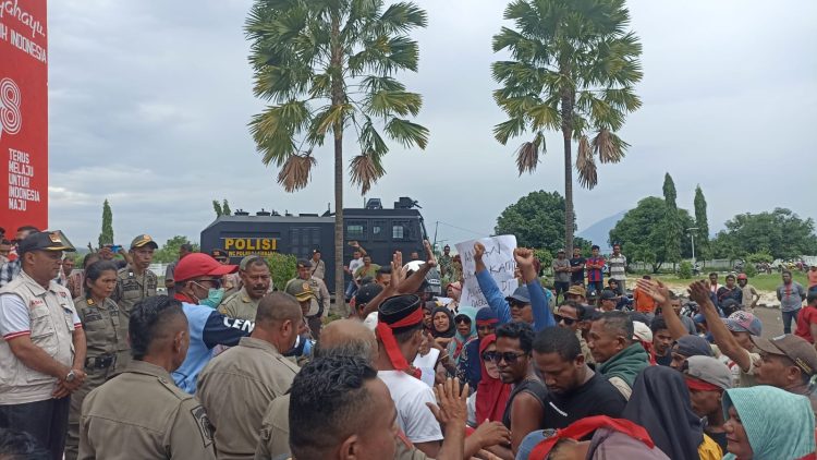 Ratusan Nelayan Demo Bupati, Desak Hentikan Rencana Investasi Mutiara di Teluk Lewoleba