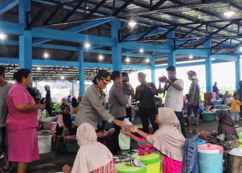 Takjil Polres Lembata untuk Pedagang Pasar TPI Lewoleba