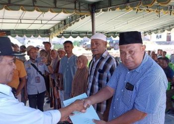 Setahun Jadi Penjabat Bupati, Marsianus Jawa Berhasil Urus 29 Sertifikat Tanah untuk Warga Kedang
