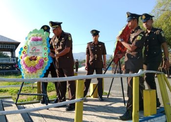 Rayakan Hari Bhakti Adhyaksa Ke-64, Kejaksaan Negeri Lembata Tabur Bunga Kenang Pahlawan Bangsa