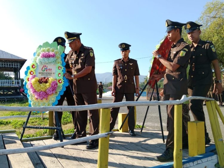 Rayakan Hari Bhakti Adhyaksa Ke-64, Kejaksaan Negeri Lembata Tabur Bunga Kenang Pahlawan Bangsa