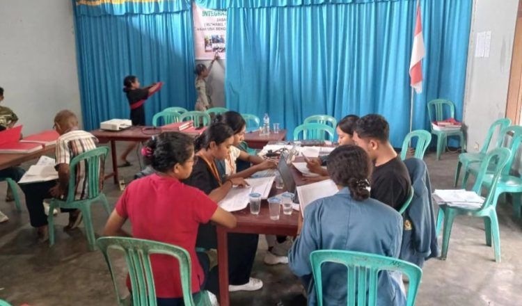 Lewat Gemades, Mahasiswa Fisip Unwira Latih Pemdes Napasabok Benahi Administrasi Desa Berbasis Komputer