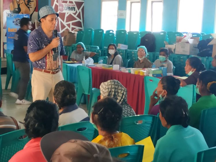 Rayakan Perak Imamat, Pastor Ini Beri Pengobatan Gratis dan Bhakti Spiritual Bagi Warga 4 Desa Di Ile Ape