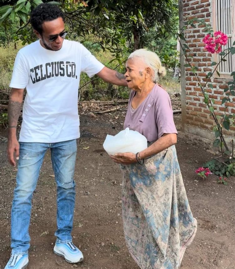 John Batafor : Pagi Dilantik Jadi Anggota DPRD, Siang Bagi Sembako Ke Masyarakat