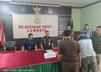 Kejari Lembata Limpahkan Lima Tersangka Dugaan Korupsi Ke Pengadilan Tipikor Kupang