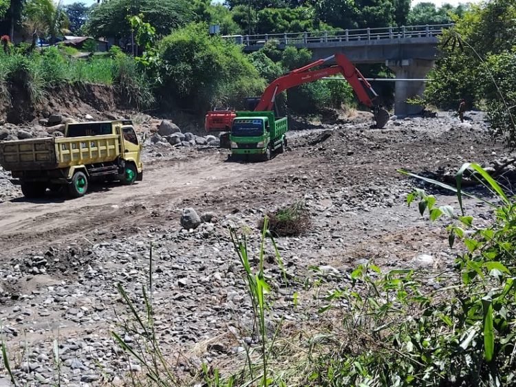CV Langgeng Bebas Keruk dan Bawa Keluar Material dari DAS Waikomo, Pemerintah Lembata Tidak Berdaya