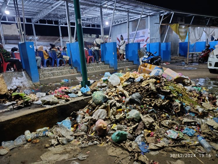 Pasar Pada di Lembata Sangat Kotor dan Bau, Sampah Menggunung, Pemda Masa Bodo