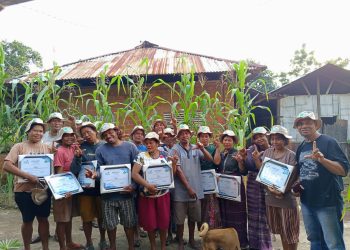 PLN UIP Nusra Latih Masyarakat Atadei Tentang Cara Rawat Tanaman dan Persiapan Sarana Air Bersih