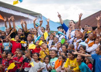 Joe Taslim Kunjungi Desa Pedalaman di NTT:  Ambil Air Bersih dengan Anak-anak dan Suarakan Pentingnya Pendidikan