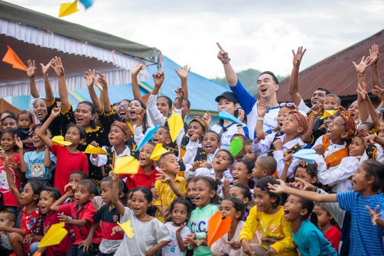 Joe Taslim Kunjungi Desa Pedalaman di NTT: Ambil Air Bersih dengan Anak-anak dan Suarakan Pentingnya Pendidikan