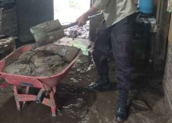 Aipda Frangky Molle Bantu Warga Tapolangun yang Dilanda Banjir, Bukti Polisi Dekat dengan Rakyat