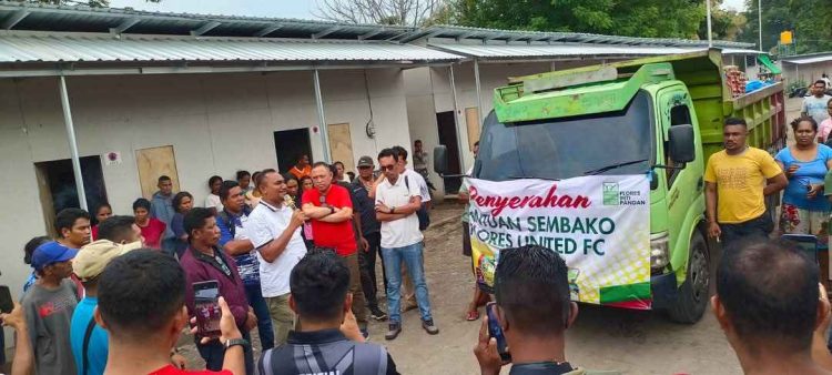Presiden Flores United FC dan Impact Hub Jakarta Salurkan Sembako untuk Ratusan Penyintas Erupsi Gunung Lewotobi