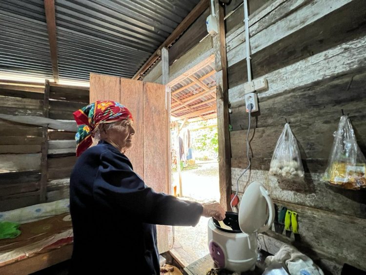 Pegawai PLN Donasi Sambungan Listrik Gratis Untuk 2.597 Keluarga Prasejahtera