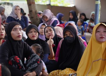 Srikandi PLN UIP Nusra dan RS Siloam Gelar Baksos Kesehatan dan Salurkan Bingkisan Ramadhan 2025 di Kampung Nelayan Gatep