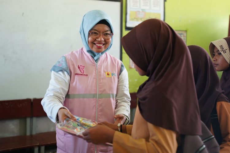 Rayakan Hari Anak Nasional, Srikandi PLN UIP Nusra Beri Bantuan Sarana KBM untuk SDN 2 Padak Guar