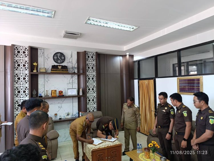 Pemda Lembata dan Kejari Tekan MoU Penanganan Hukum Perdata dan TUN