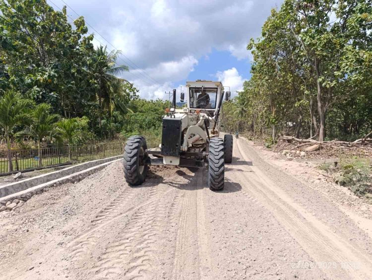 APBN dan PT Kurnia Mulia Mandiri Hadirkan Jalan Hotmix di Pegunungan Adonara Barat