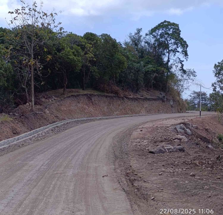 APBN dan PT Kurnia Mulia Mandiri Hadirkan Jalan Hotmix di Pegunungan Adonara Barat