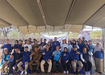 PLN UIP Nusra Dorong Kesejahteraan Nelayan Tablolong Lewat Program TJSL Electrifying Marine