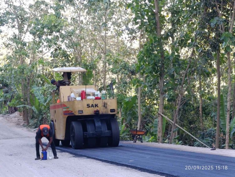 Jalan Simpang Hurung–Ile Pati–Demon Dei Mulai Dihotmix, Adonara Barat Bergerak Maju