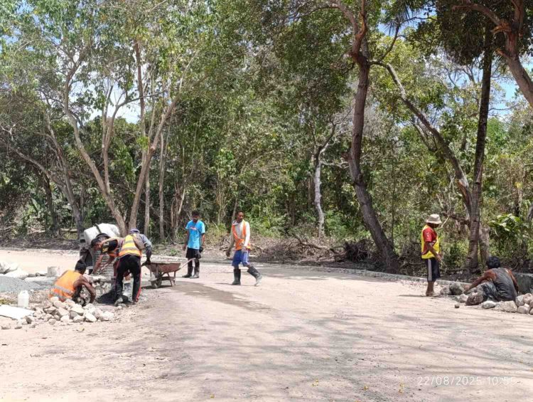 Proyek Hotmiks Jalan Hurung–Ile Pati–Demon Dei, Kontraktor Rekrut Warga Jadi Pekerja, Bukti Berdayakan Masyarakat