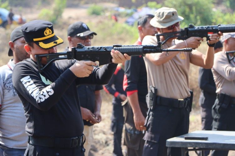 Asah Ketangkasan Personil, Polres Lembata Gelar Latihan Menembak