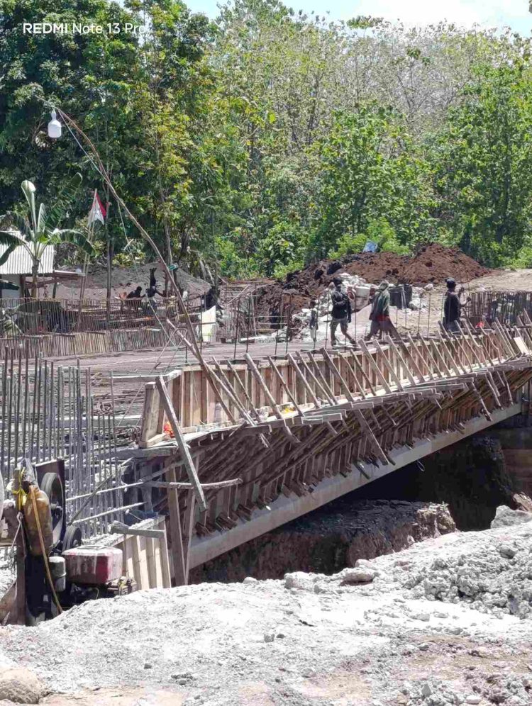 Pengecoran Lantai Jembatan Beliko di Adonara Dimulai Pekan Depan