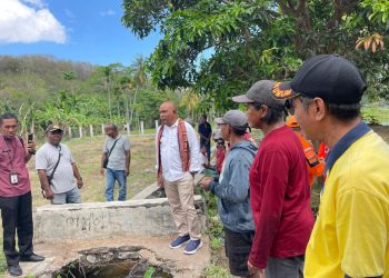 Bupati Kanis Tuaq Tinjau Deker Ambruk di Kawasan DAS Waikomo