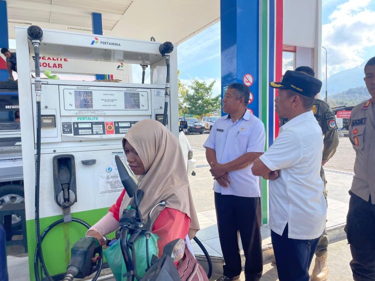 Respon Kelangkaan BBM, Wabup Lembata Sidak SPBU Balauring