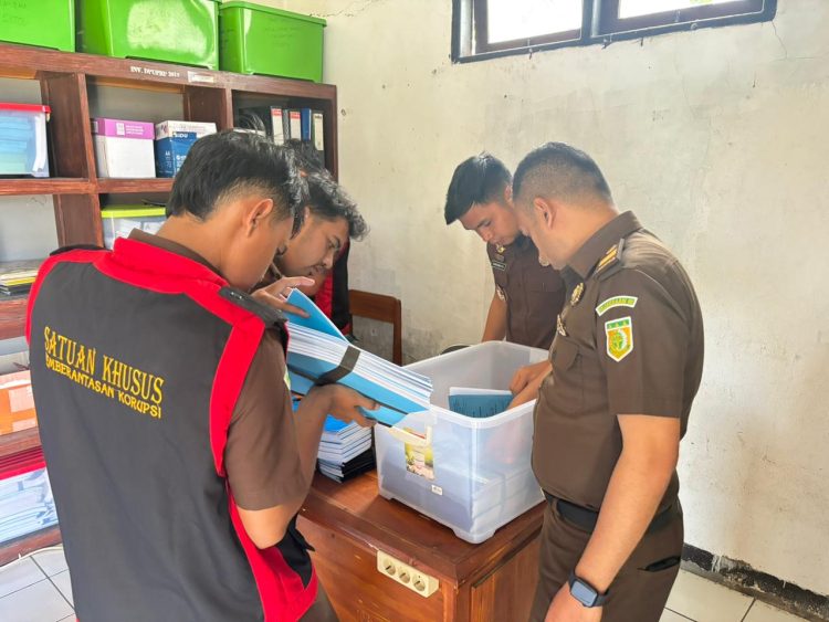 Jaksa Penyidik Kejari Lembata Geledah dan Sita Tiga Box Dokumen dalam Perkara Korupsi Pahangwa