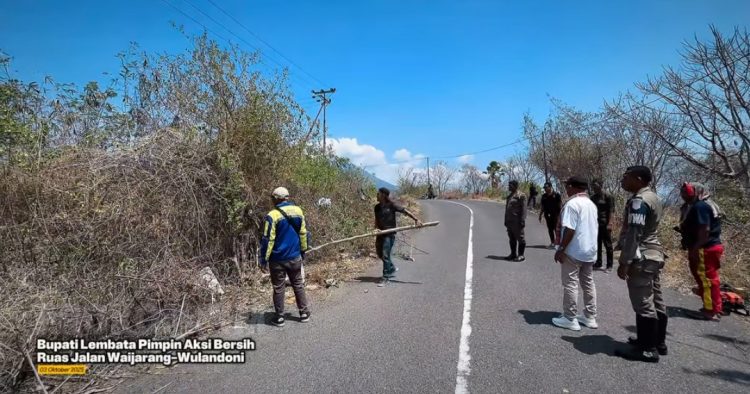 Pemda Lembata dan Balai Jalan Nasional Bersihkan Jalan Waijarang
