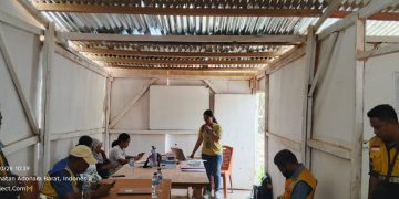 Keselamatan di Tengah Aspal Panas: Puskesmas Turun Edukasi Pekerja Proyek Adonara