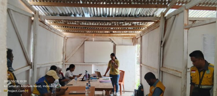 Keselamatan di Tengah Aspal Panas: Puskesmas Turun Edukasi Pekerja Proyek Adonara