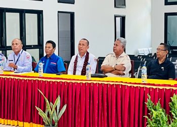 Wabup Lembata Lantik Pengurus TKBM Pelabuhan Feri Waijarang