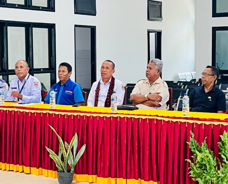 Wabup Lembata Lantik Pengurus TKBM Pelabuhan Feri Waijarang