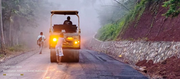 Aspal Jalan APBN di Pulau Adonara Tembus 9 Km, Pekerjaan Dikebut Jelang Akhir Tahun