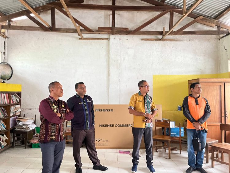 Wabup Lembata Tinjau Kerusakan SDK 2 Lewotolok, Pemda dan DPRD Prioritaskan Keselamatan Siswa