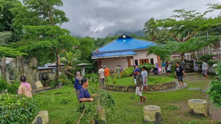 Pemdes Hadakewa Tanam Pohon Malapari dan Revitalisasi Taman Literasi