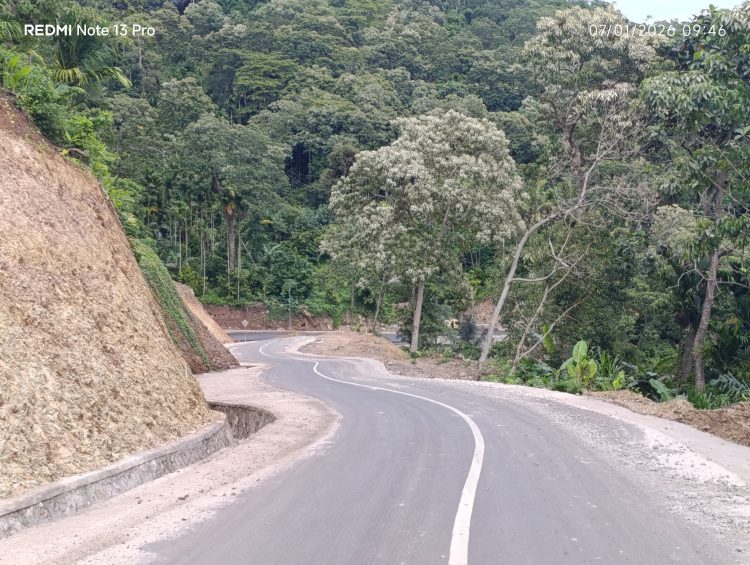 Hotmix di Pulau Adonara: Jalan Negara, Janji Konektivitas dan Ujian Keberpihakan
