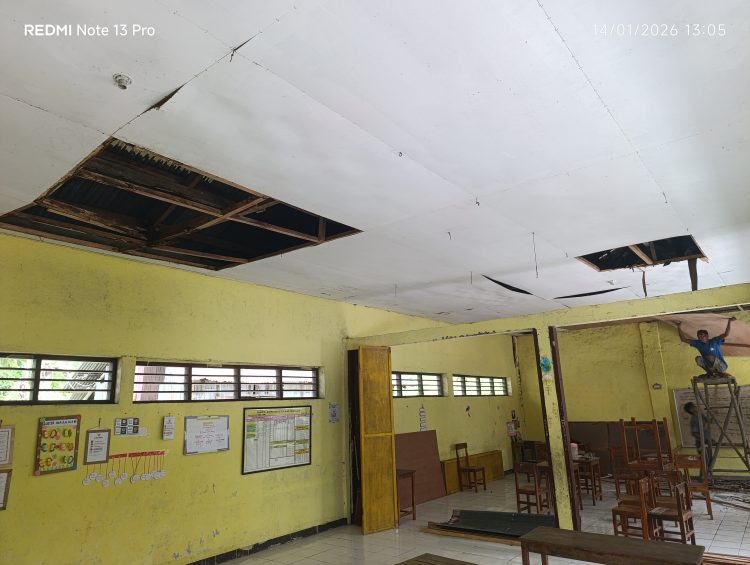 Ruang Kelas yang Lelah Menyangga Mimpi: Ironi Pendidikan di SDK 2 Lewotolok