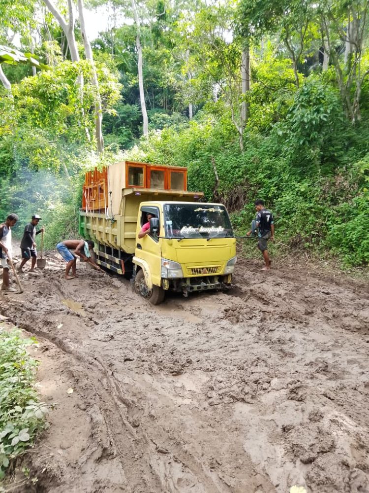 Jalan Pegunungan Lebatukan di Lembata Rusak Parah, Warga Banitobo Terancam