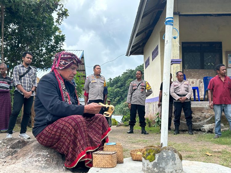 PLN Hadir Bersama Adat: Pengukuhan POKJA Tanah PLTP Atadei Dilandasi Kearifan Lokal di Nubahaeraka